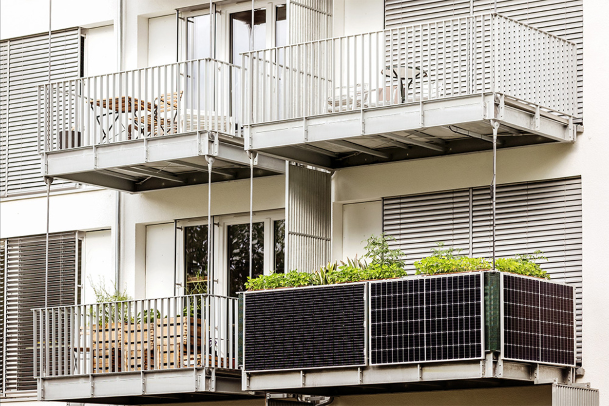 Balkon­kraftwerk bei KM-Elektrotechnik Gmbh & Co.KG in Röthlein