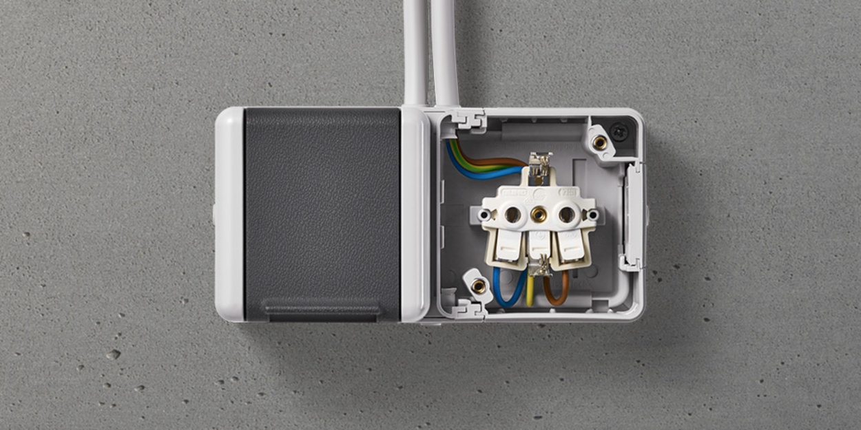 Doppelsteckdose mit Trennsteg bei KM-Elektrotechnik Gmbh & Co.KG in Röthlein